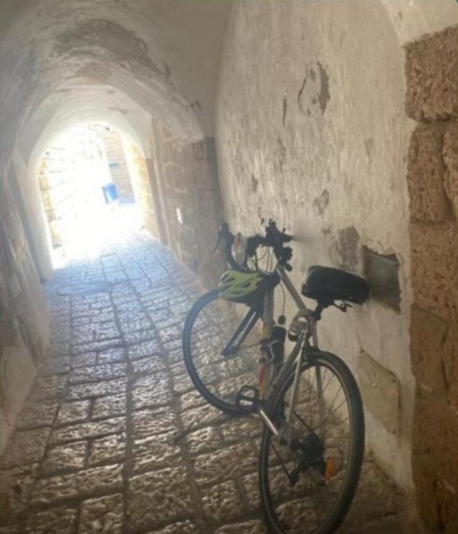 אופניים בסמטה עתיקה ביפו