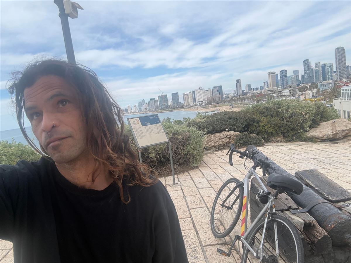 טל צרור בנמל יפו, ברקע קו החוף של תל אביב