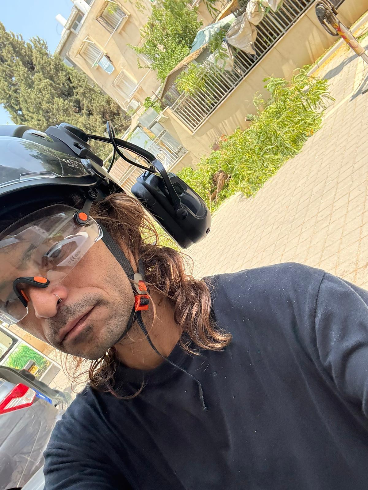 טל צרור עם קסדה, משקפי מגן ואטמי אוזניים באתר עבודה